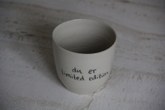 KRUS2, "du er limited edition" af Formfast Keramik Studio